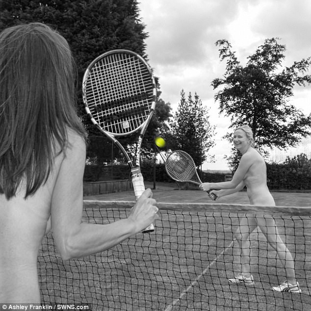 Две обнажённые женщины обмениваются несколькими ударами через сетку в своём теннисном клубе в Дербишире.