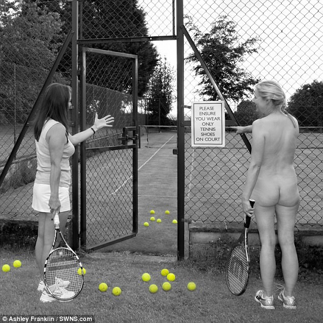 Две женщины указывают на табличку на теннисном корте, где говорится: "Пожалуйста, убедитесь, что вы надели теннисные туфли на корт".