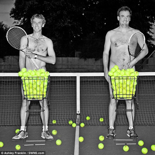 Двое голых мужчин стоят на корте с теннисными корзинами, прикрывая интимные места.