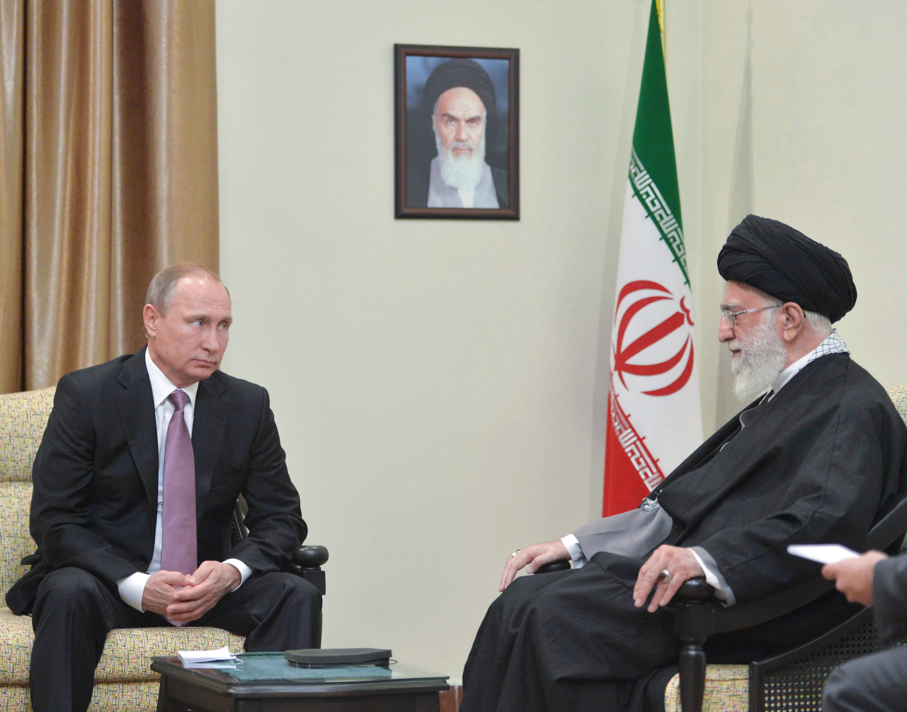 Президент России Владимир Путин и верховный руководитель Исламской Республики Иран Сайед Али Хаменеи во время встречи в Тегеране в 2015 году.&nbsp;
Фото:&nbsp;&copy;&nbsp;РИА Новости/ Алексей Дружинин