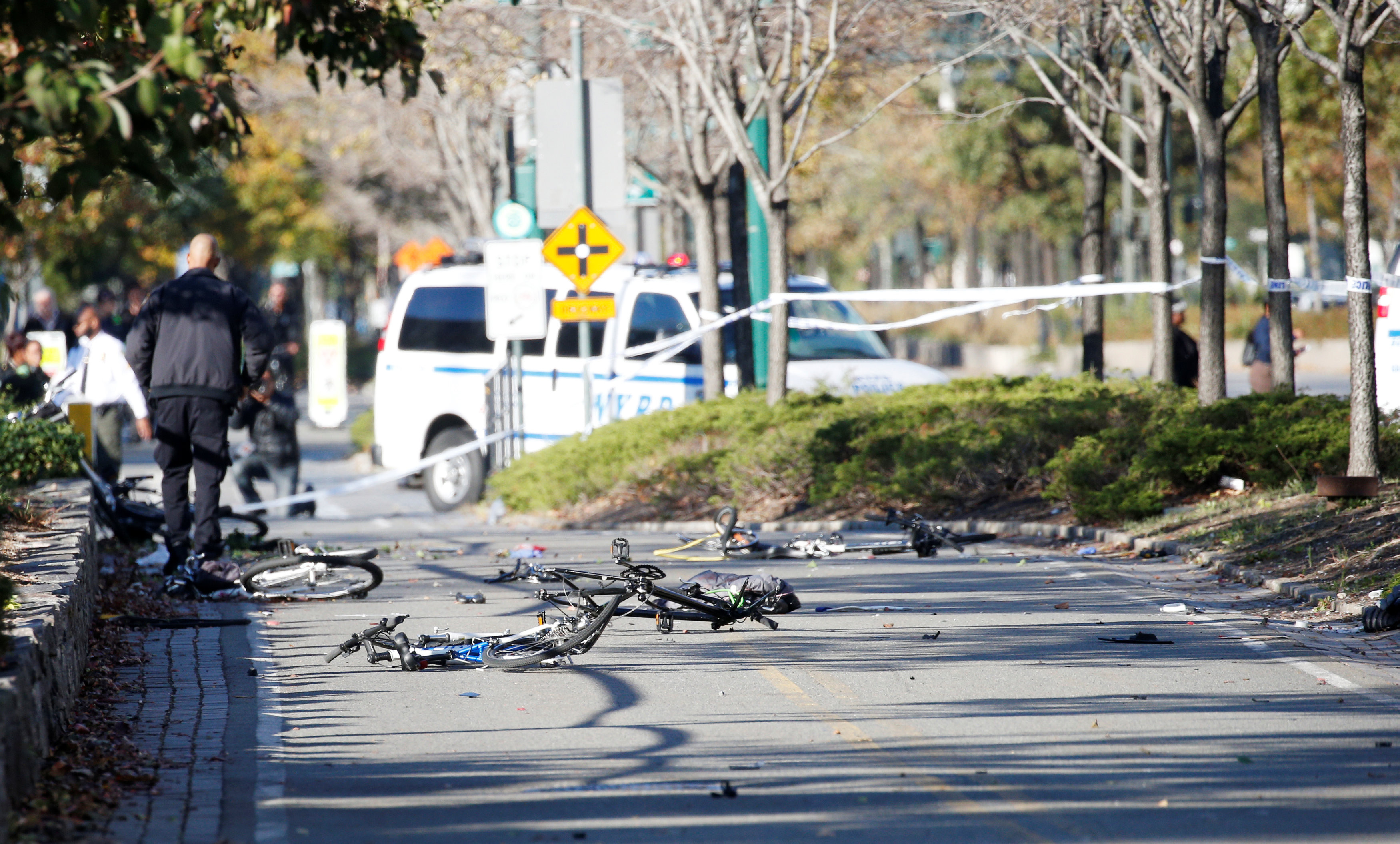 Грузовик, за рулём которого находился террорист, давил людей на велодорожке. Фото: &copy;&nbsp;REUTERS/Brendan McDermid