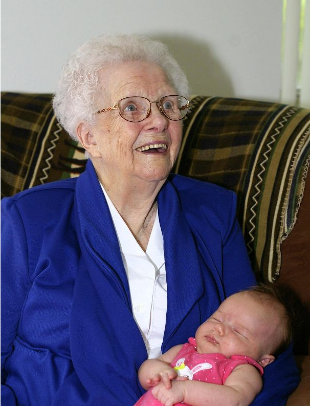 Первая правнучка. Бабушка и дедушка. Фотосессия с бабушкой. Бабушка и внук. Бабушка и внучка.