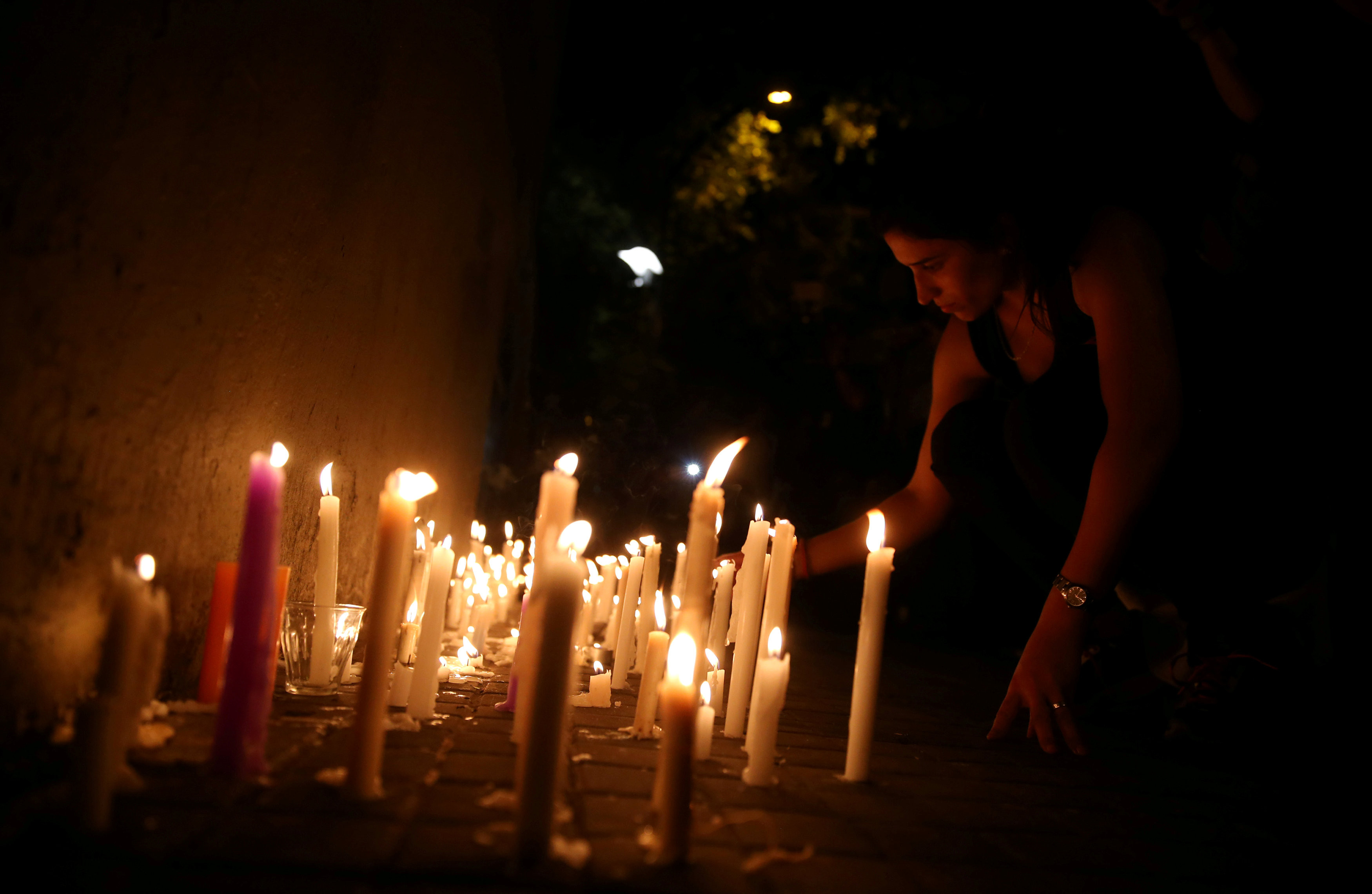 Свечи возле института, где учились аргентинцы, погибшие при атаке в Нью-Йорке. Фото: &copy; REUTERS/Marcos Brindicci