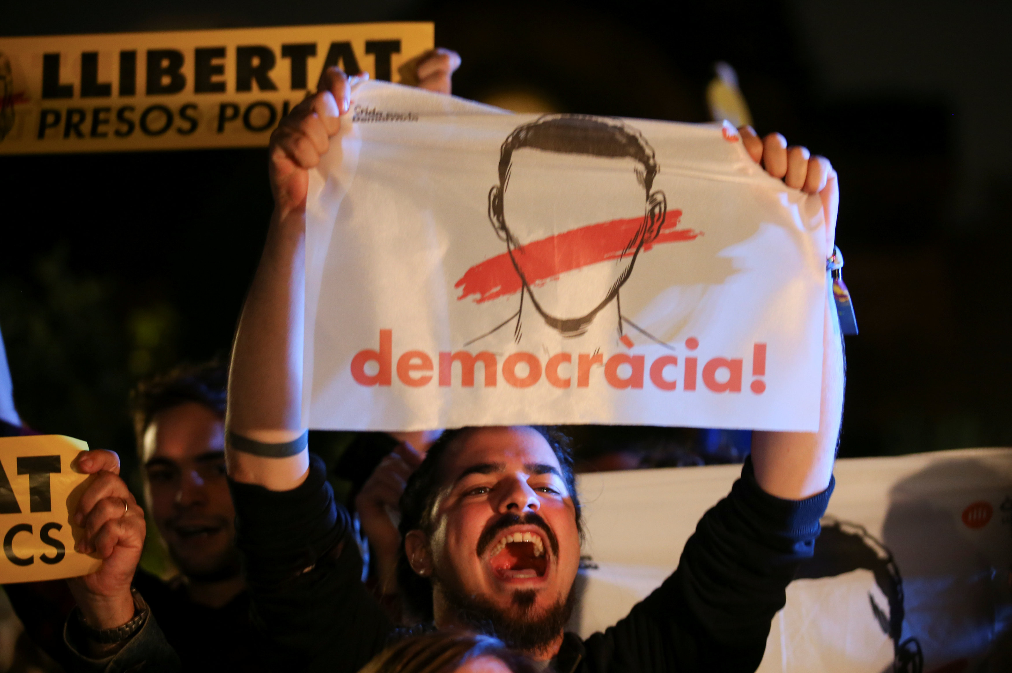 Участник митинга за независимость Каталонии. Фото &copy; REUTERS/Albert Gea