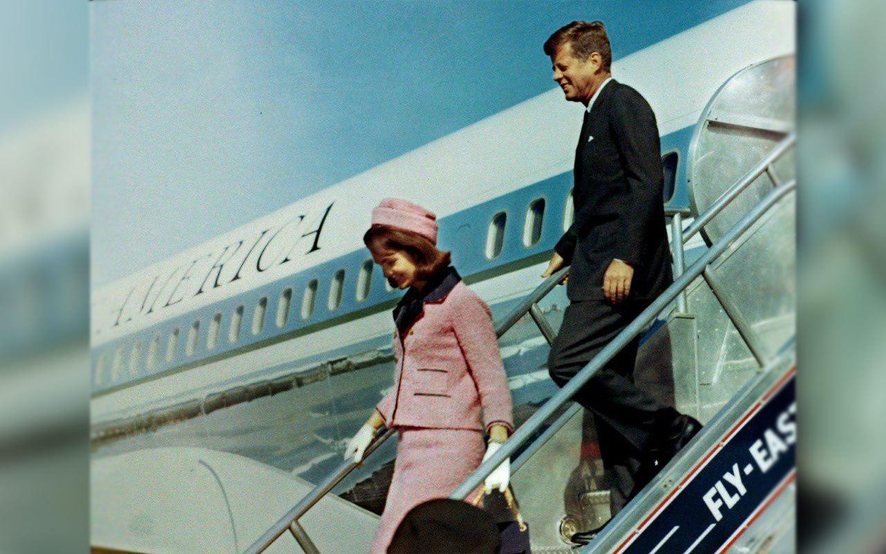 <p>35-й президент США Джон Кеннеди и его супруга Жаклин Кеннеди. Фото: &copy; REUTERS/JFK Library/The White House/Cecil Stoughton</p>