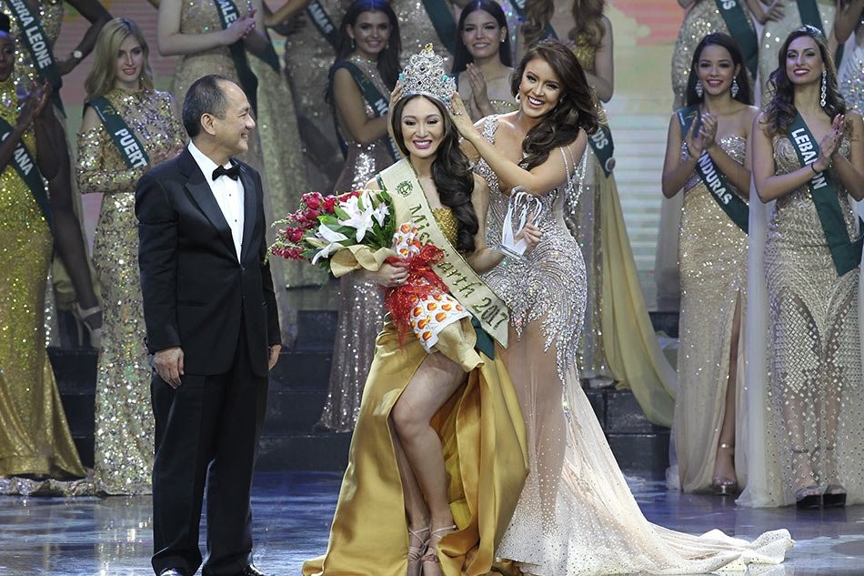 Карен Ибаско примеряет корону победительницы. Фото: &copy;&nbsp;ABS-CBN News/George Calvelo