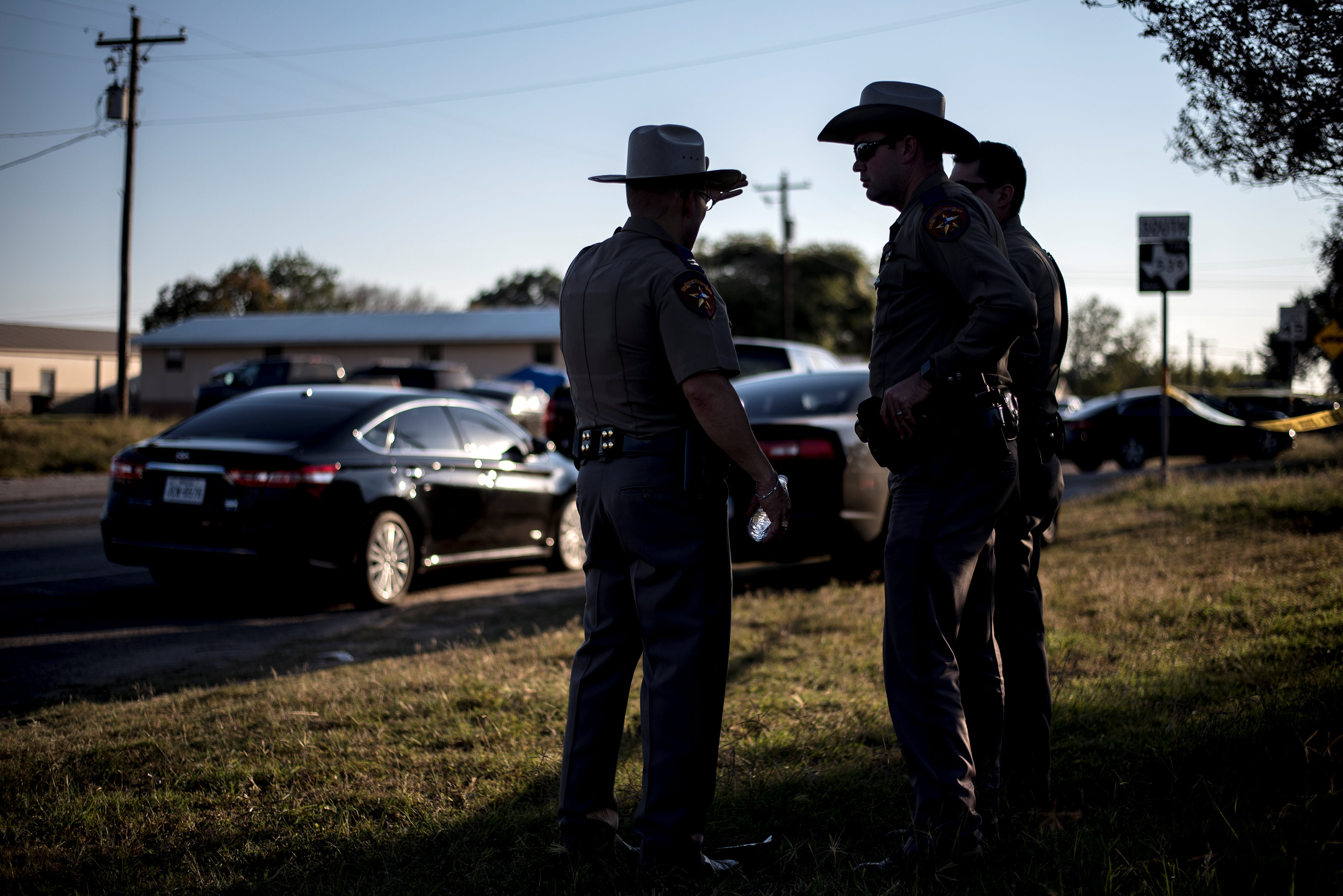 Сотрудники офиса шерифа в округе Уилсон, штат Техас. Фото: &copy;&nbsp;REUTERS/Sergio Flores