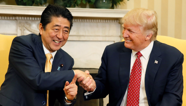 Премьер-министр Японии Синдзо Абэ и президент США Дональд Трамп. Фото: &copy; REUTERS/Jim Bourg