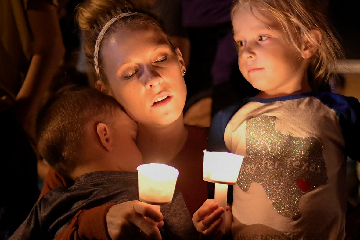 Женщина с детьми на траурном митинге в память о жертвах стрельбы в Техасе. Фото: &copy;REUTERS/Mohammad Khursheed