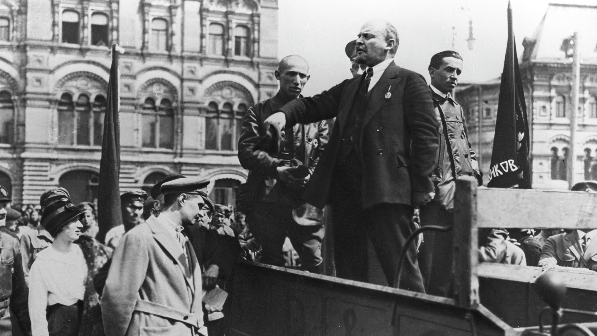 Ленин во время революции. Ленин выступает 1917. Ленин в 1919 году. Ленин на красной площади 1919.