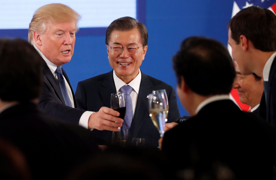 Президент США Дональд Трамп и лидер Южной Кореи Мун Чжэ Ин. Фото: &copy; REUTERS/Jonathan Ernst