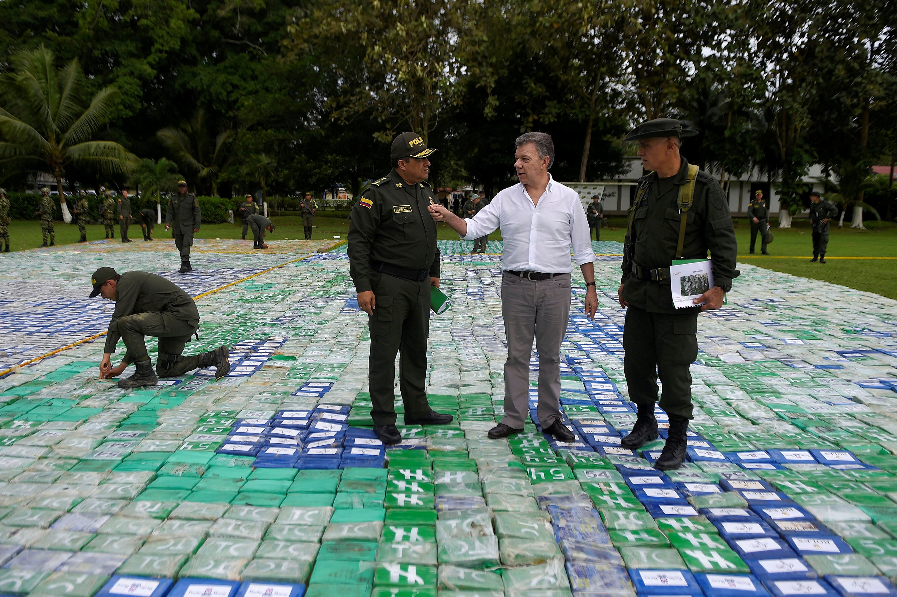 Президент Колумбии Хуан Мануэль Сантос благодарит полицейских после изъятия крупнейшей за всю историю страны партии кокаина. Фото: &copy; REUTERS/Colombian Presidency