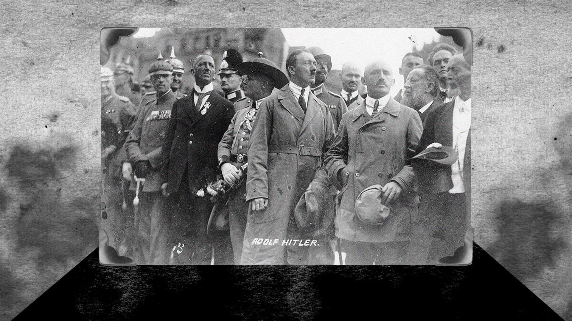 Адольф Гитлер (в центре) с правыми консерваторами-сепаратистами, находящимися у власти в Баварии на тот момент. Коллаж © L!FE. Фото © Bundesarchive