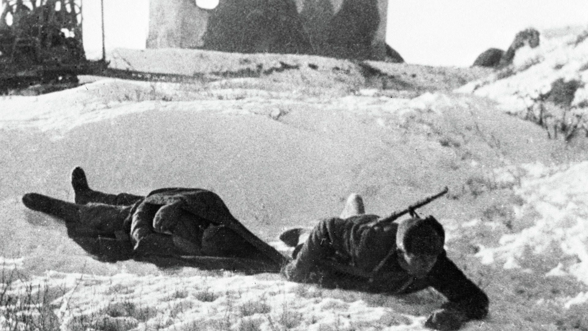 Декабрь 1942 г. Выносят раненого. Фото: © РИА Новости/Георгий Зельма