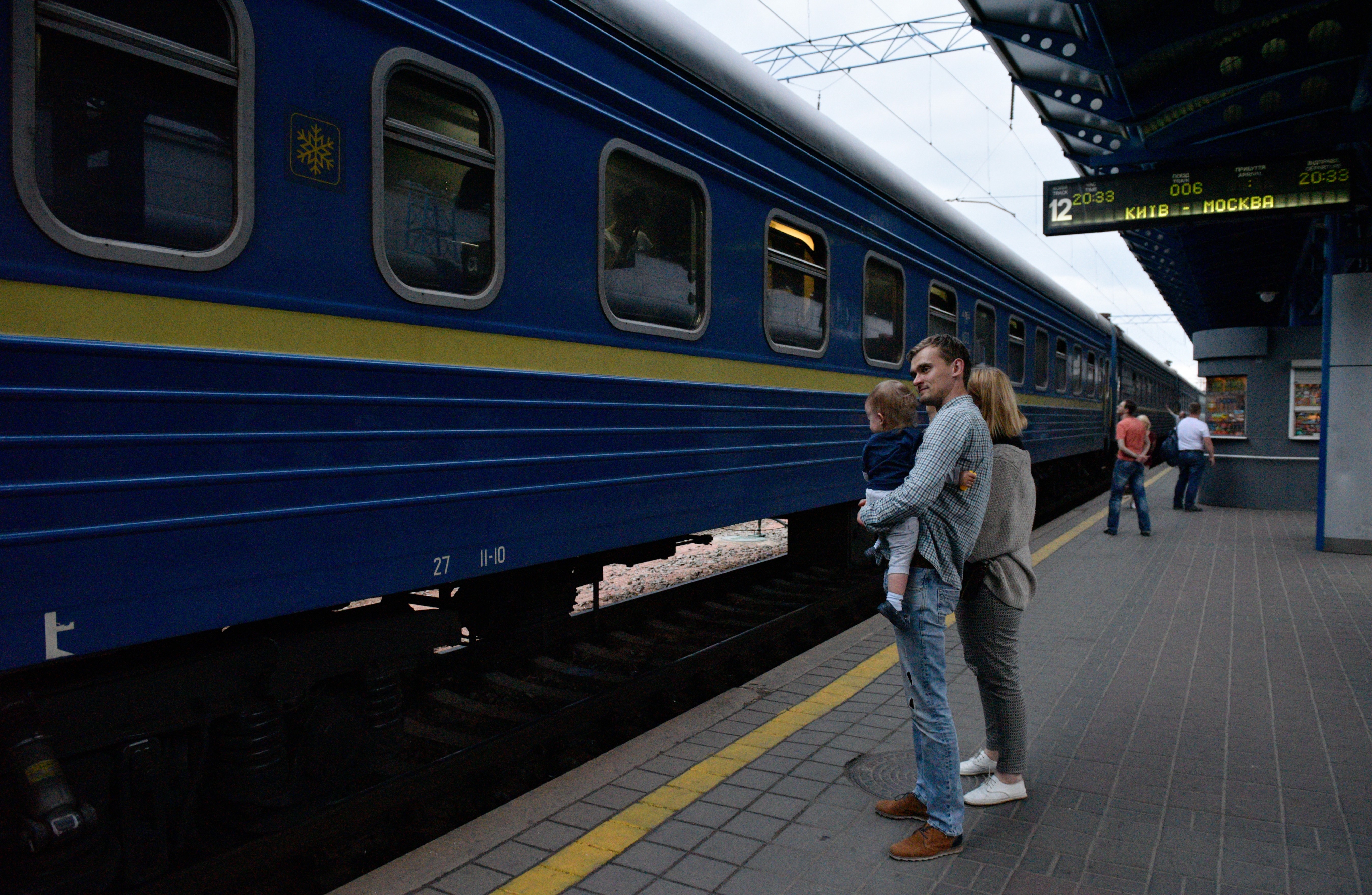 Почему подорожали поезда. Поезда Украины. Поезд Москва Киев. Российские и украинские поезда. Поезд Украина Россия.