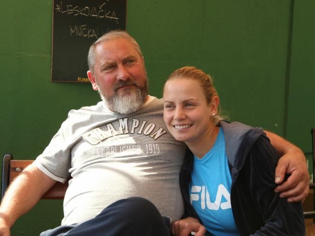 Елена Докич с отцом. Фото: © News Corp Australia