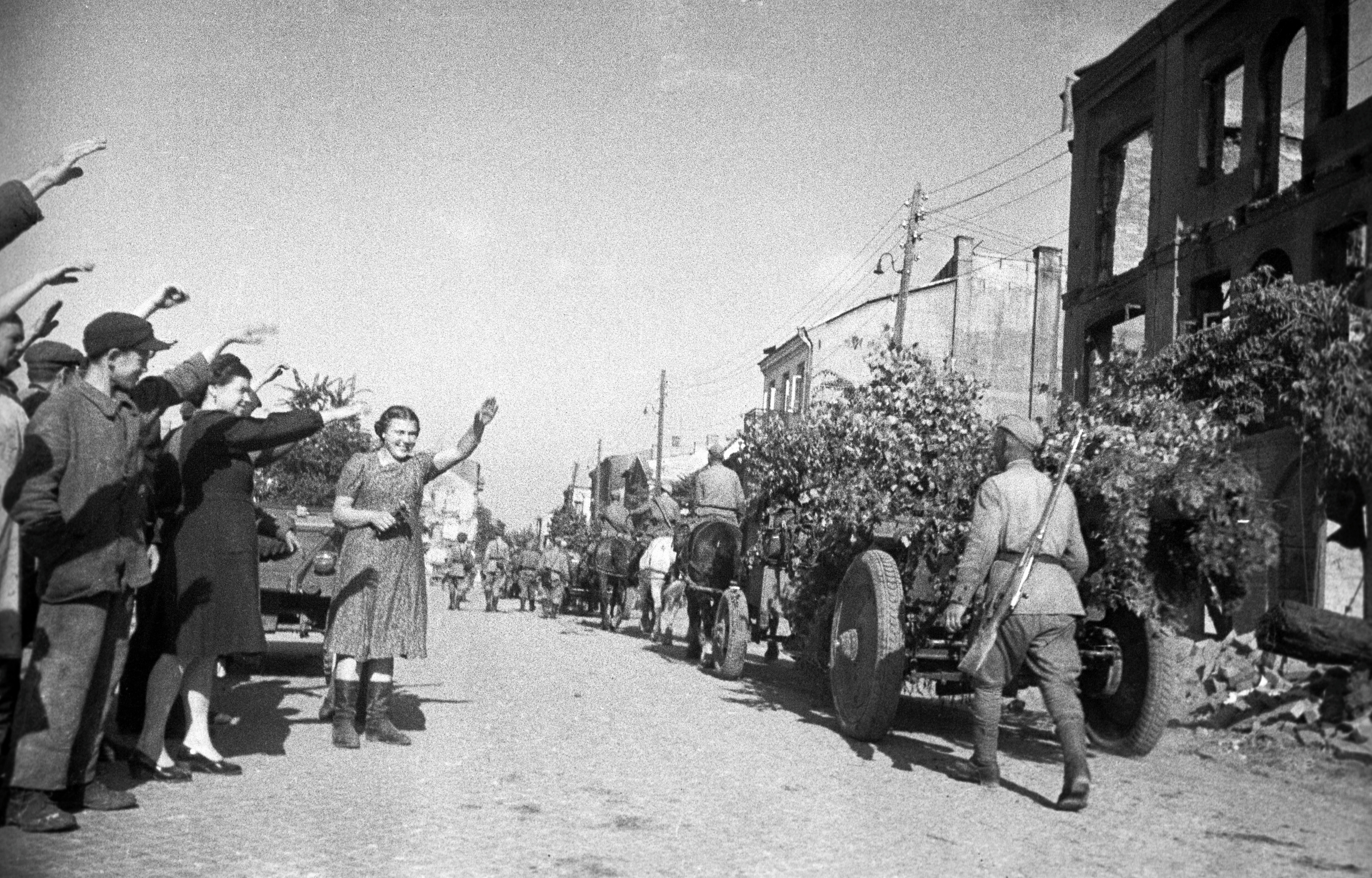 Жители города Белосток приветствуют советских воинов-освободителей. Фото: &copy;РИА Новости/Петр Бернштейн