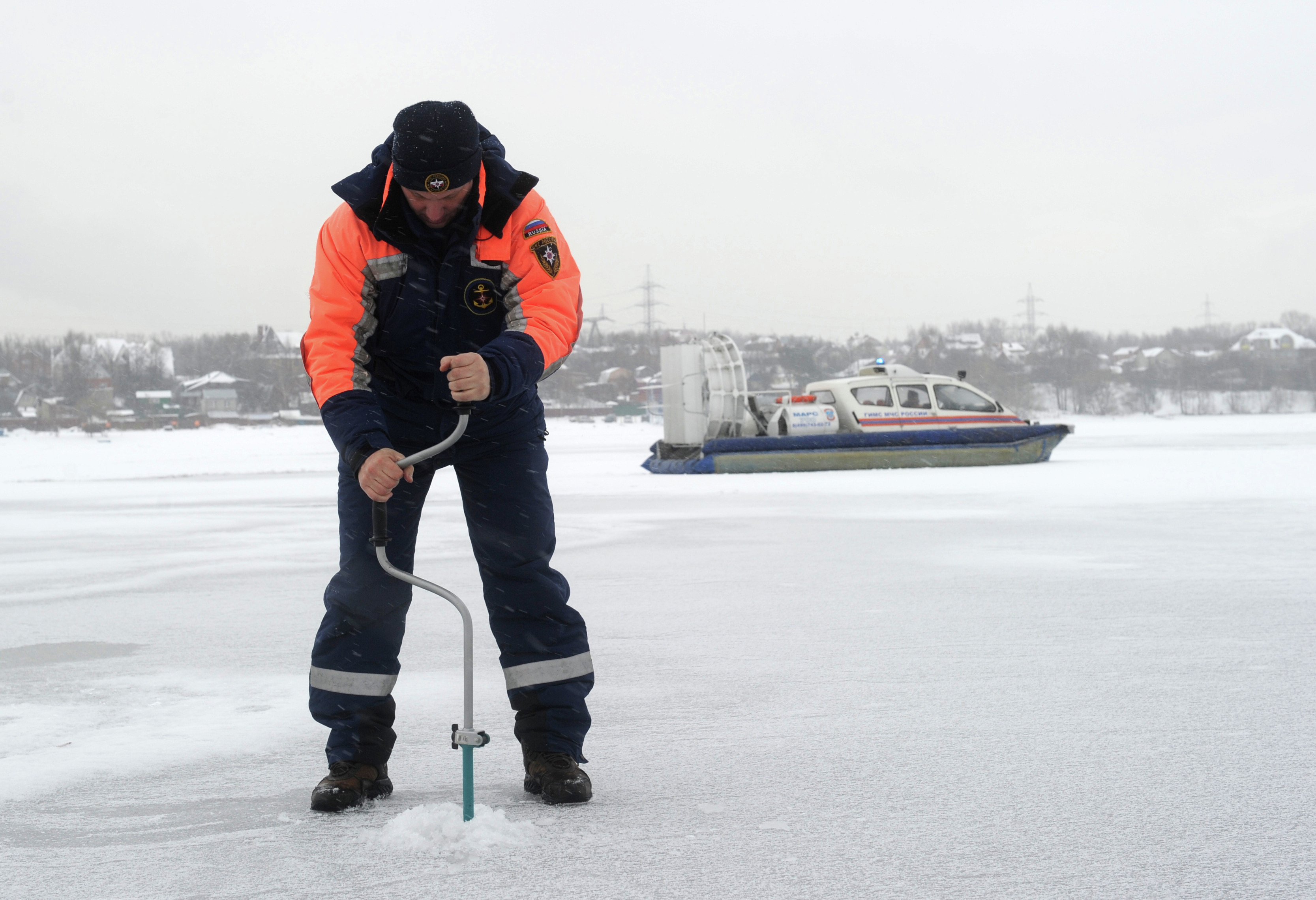 Толщина льда для катания. Пресс в Политехническом институте для измерения толщины льда. Для чего измерять толщину льда. Чем замеряют толщину льда на зимней рыбалке.