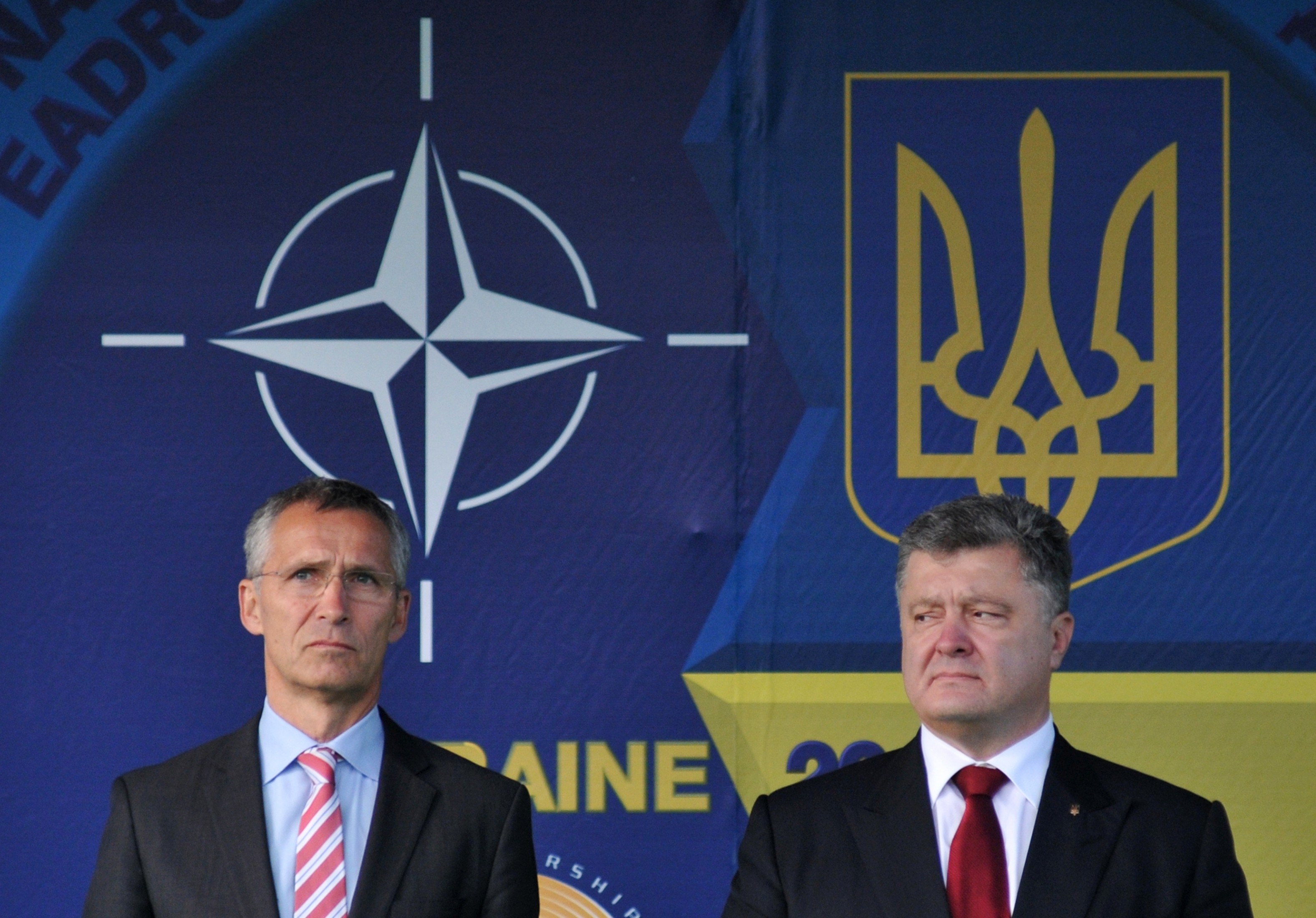 Президент Украины Петр Порошенко (слева) и генеральный секретарь НАТО Йенс Столтенберг. Фото: &copy;РИА Новости