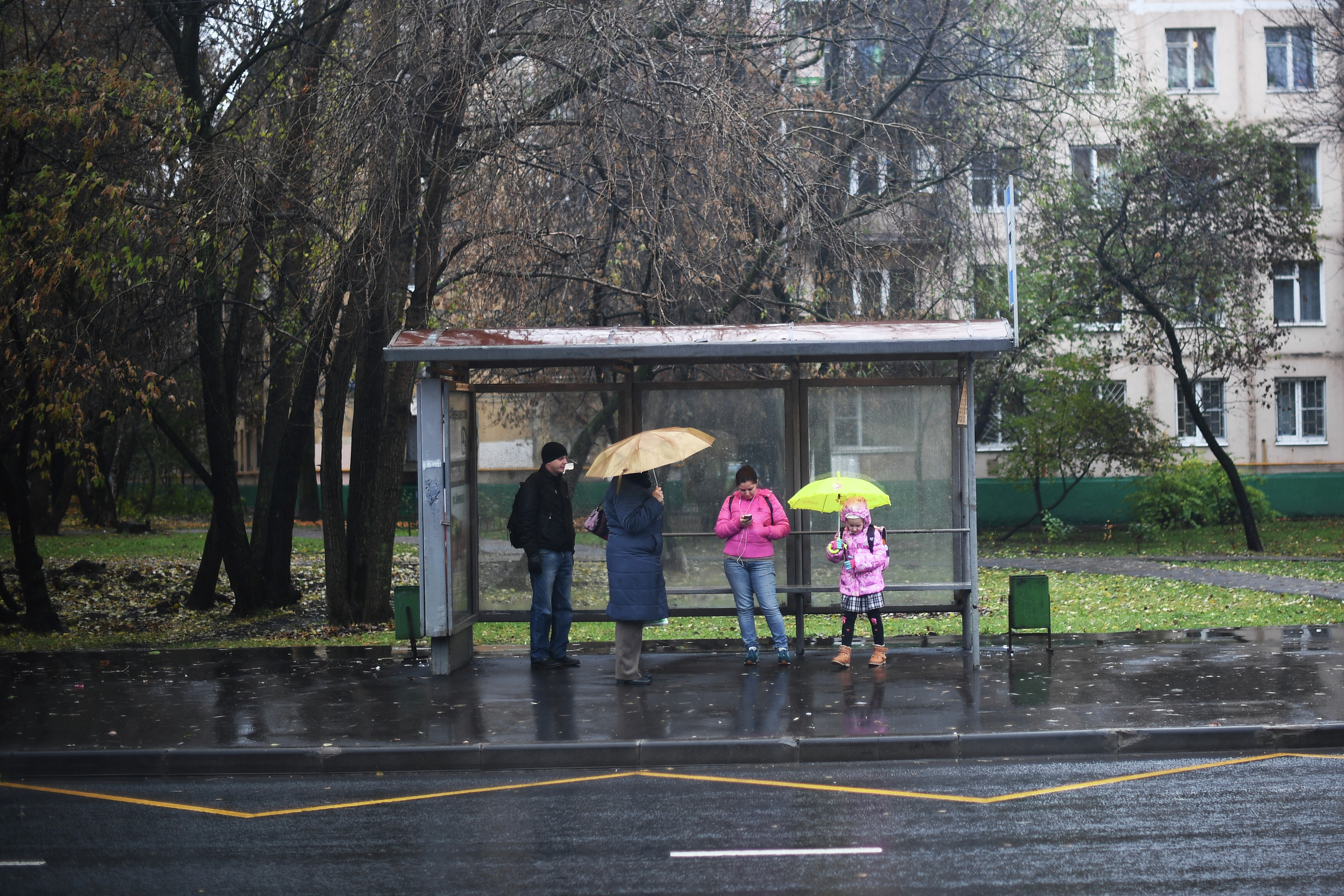 После первой остановки. Автобусная остановка дождь. Остановка под дождем. Автобусная остановка с людьми. Люди на остановке под дождем.