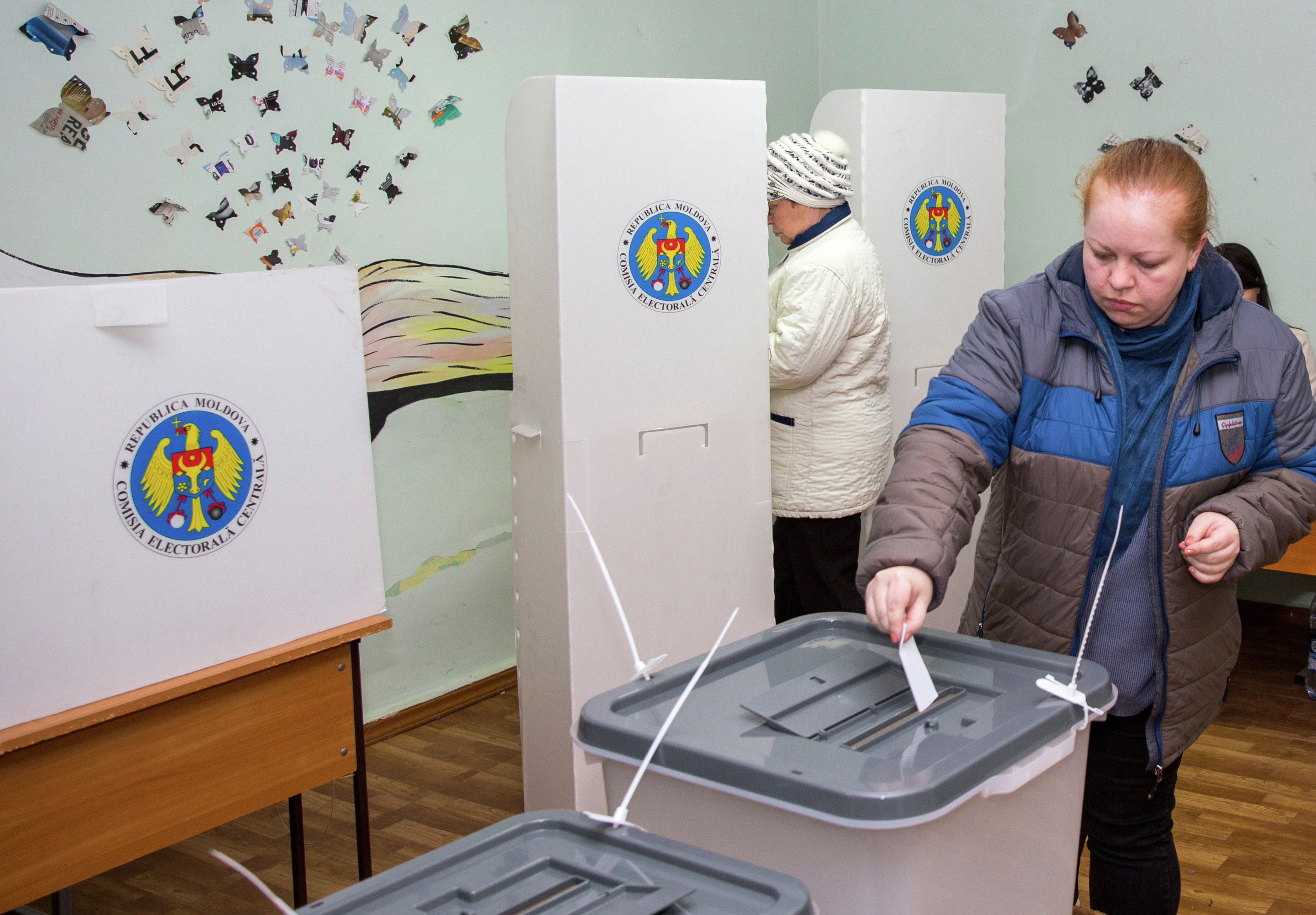 Голосование на референдуме по отставке мэра Кишинёва Дорина Киртоакэ. Фото: &copy; РИА Новости/Мирослав Ротарь