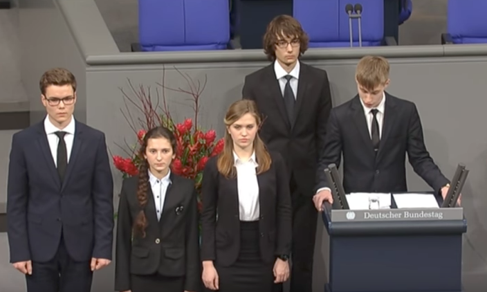 Скриншоти из видео&nbsp;&copy;&nbsp;"Школьники из Нового Уренгоя выступили в Бундестаге"&nbsp;