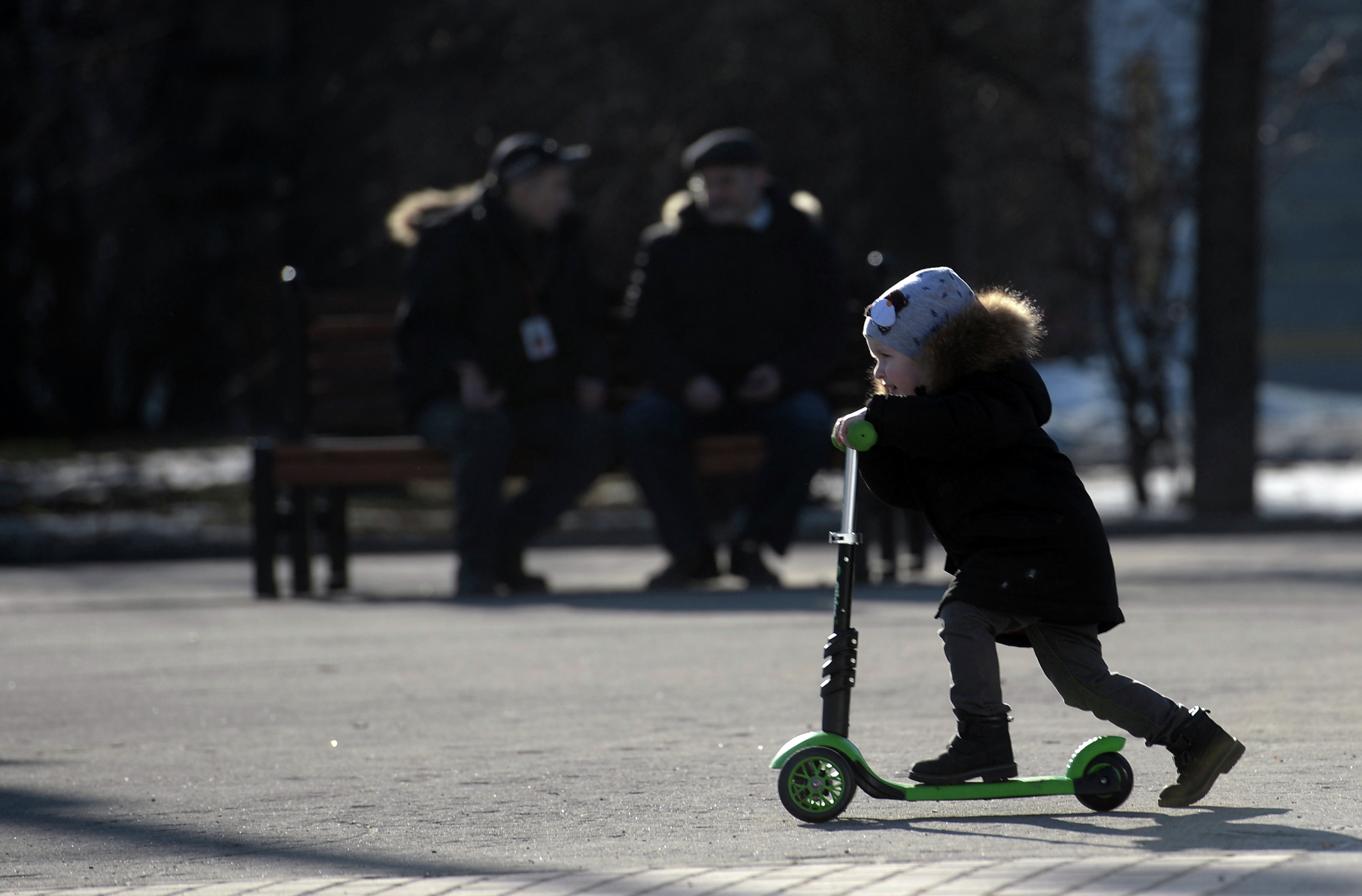 
Ребенок катается на самокате в парке "Сокольники" в Москве.&nbsp;
Фото:&nbsp;&copy;&nbsp;РИА Новости/Кирилл Калинников&nbsp;
