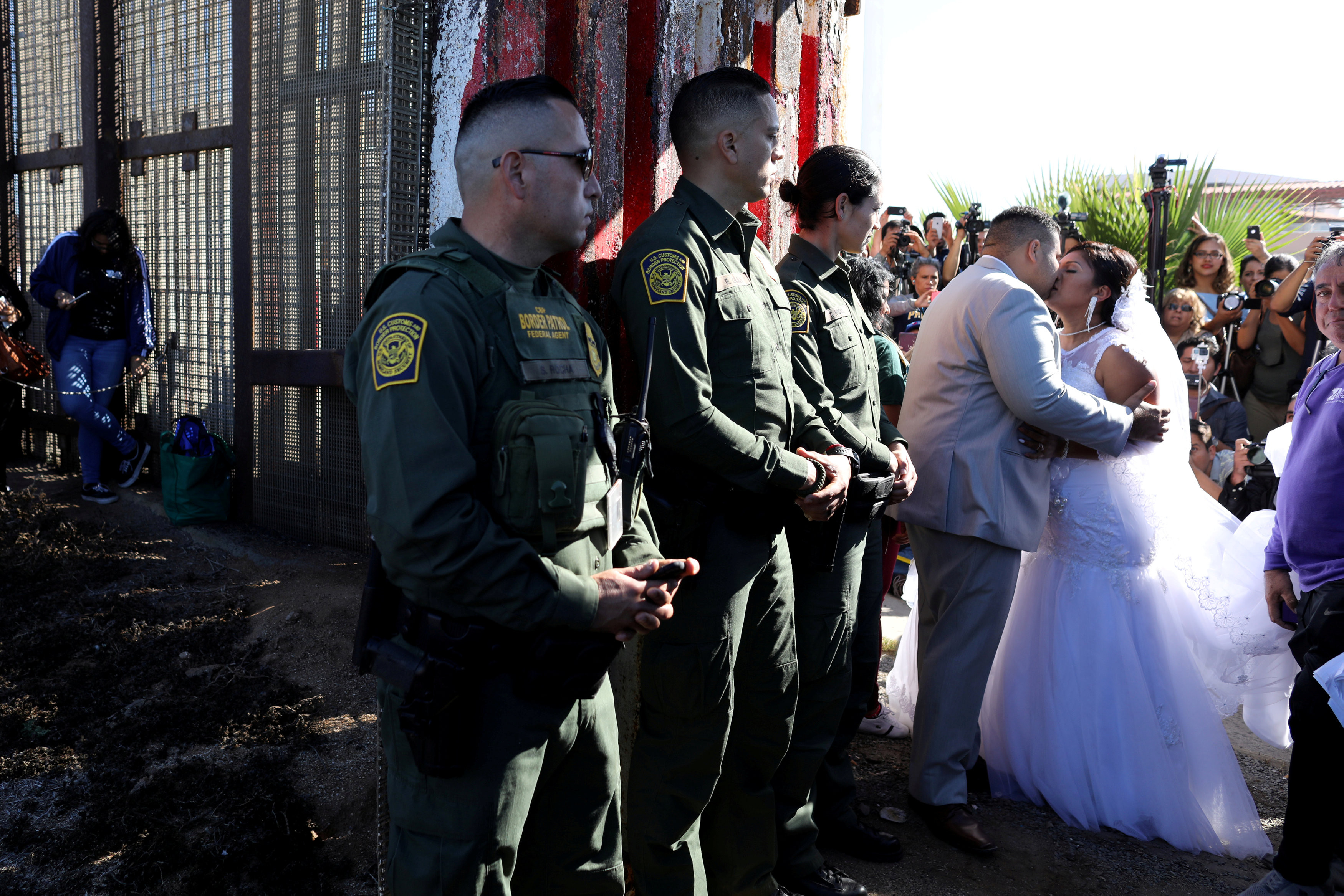 Свадьба на границе Мексики и США. Фото: &copy; REUTERS/Mike Blake