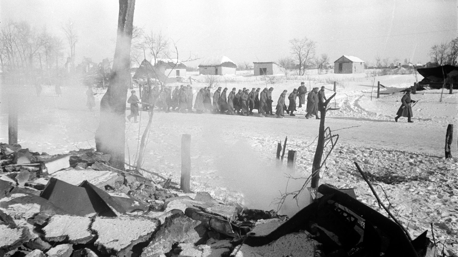 Колонна немецких военнопленных на улице разрушенной деревни под Сталинградом. Фото: © Военный альбом