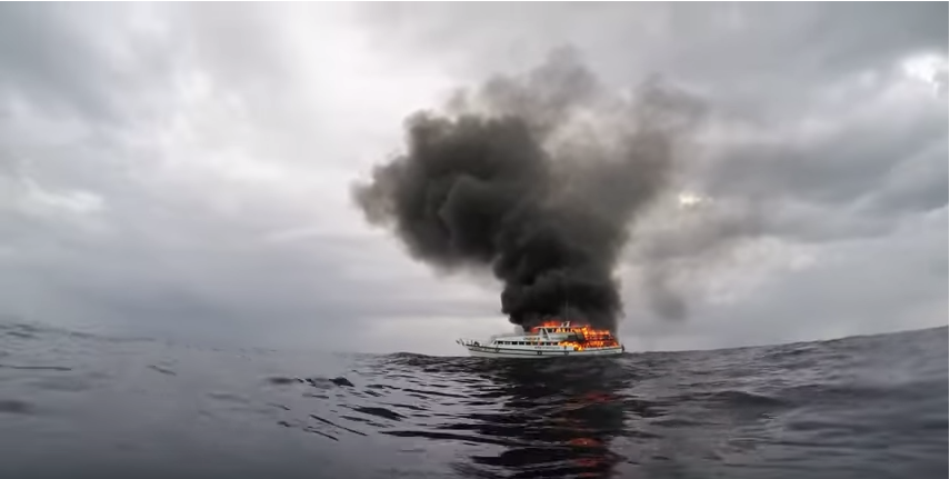 Скриншот видео о сгоревшем сафарийнике в Андаманском море
