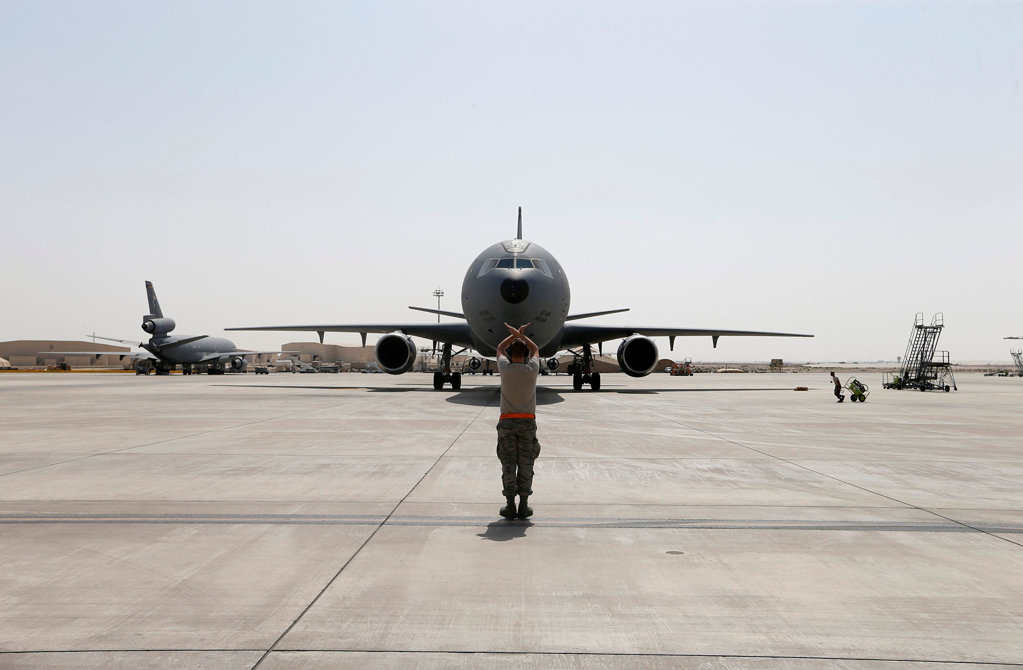 Солдат американских военно-воздушных сил на взлетной полосе в Сирии. Фото: © REUTERS/Hamad I Mohammed