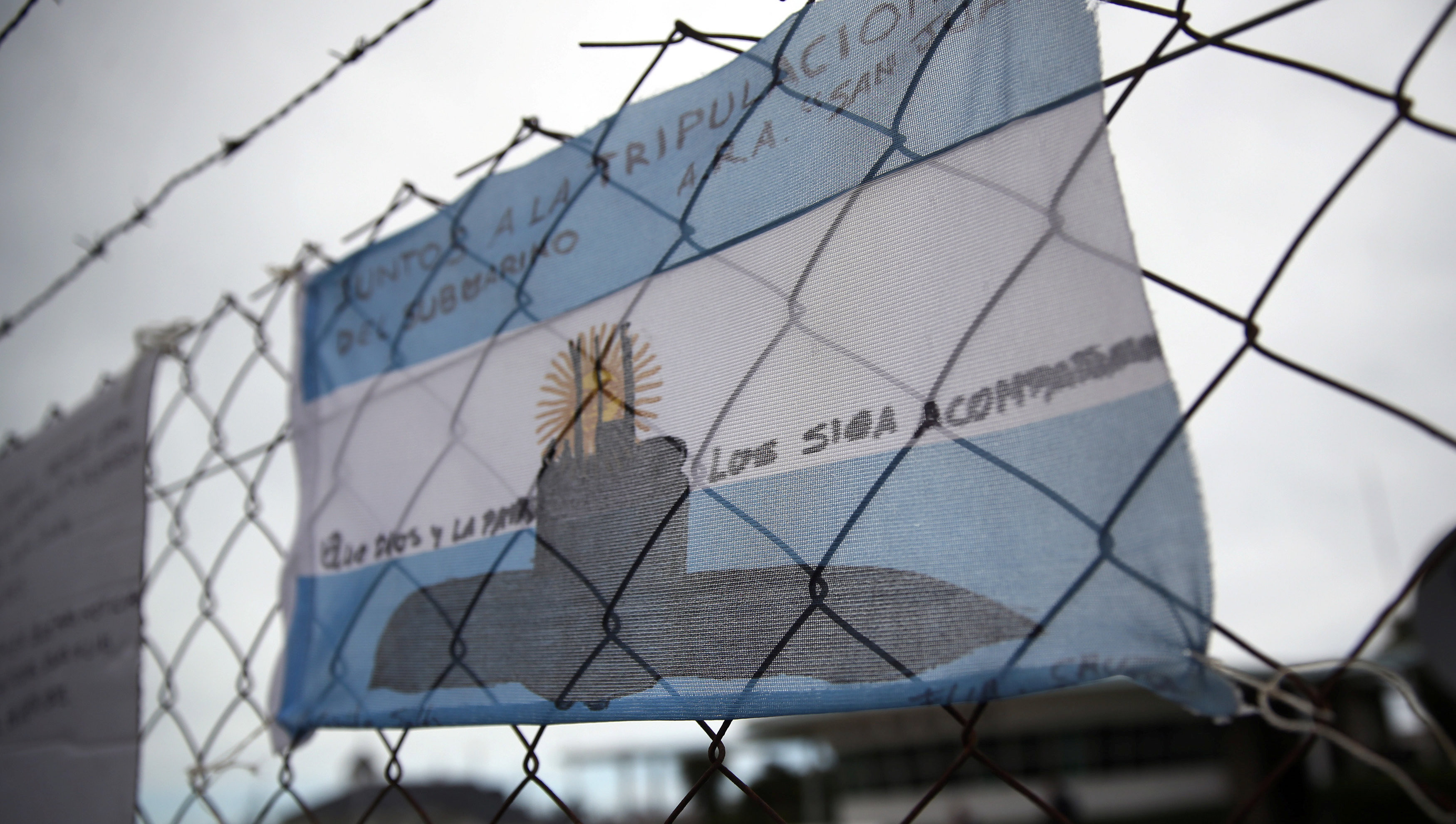 Аргентинский флаг со словами поддержки в адрес экипажа подводной лодки San Juan. Фото: &copy;&nbsp;REUTERS/Marcos Brindicci