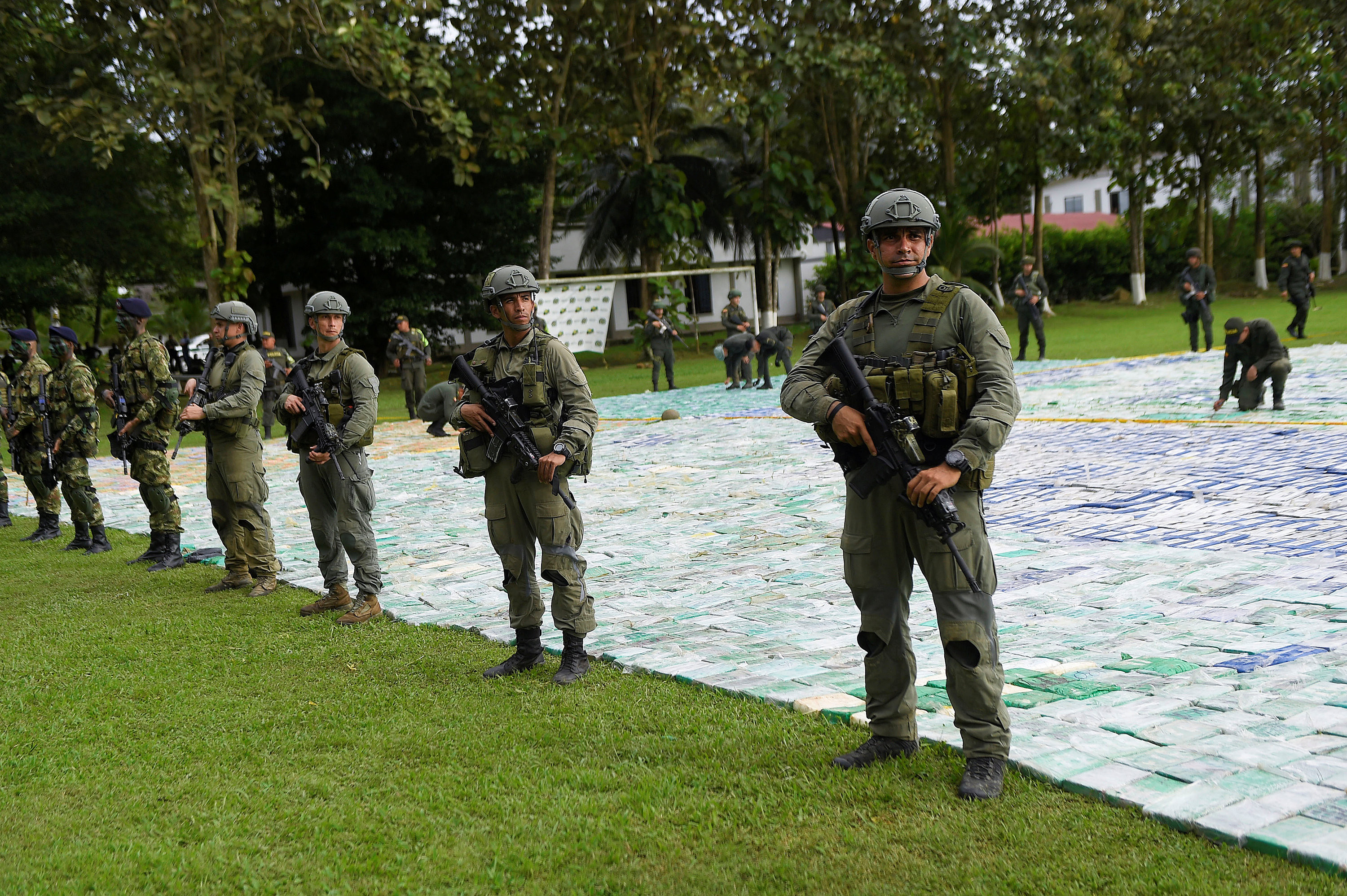 Колумбийские военные на фоне изъятой партии наркотиков. Фото; &copy;REUTERS/Colombian Presidency