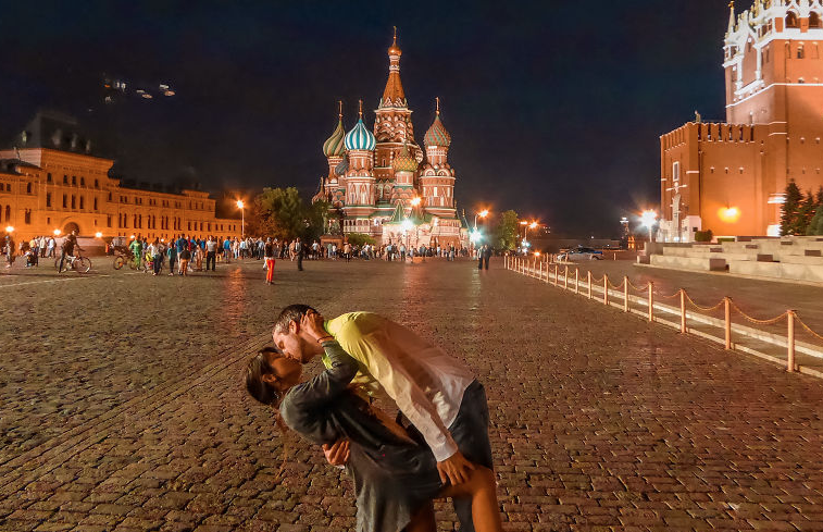 Как сделать фото на красной площади Она сказала да в Москве, но вначале они застолбили любовь в 20 городах мира