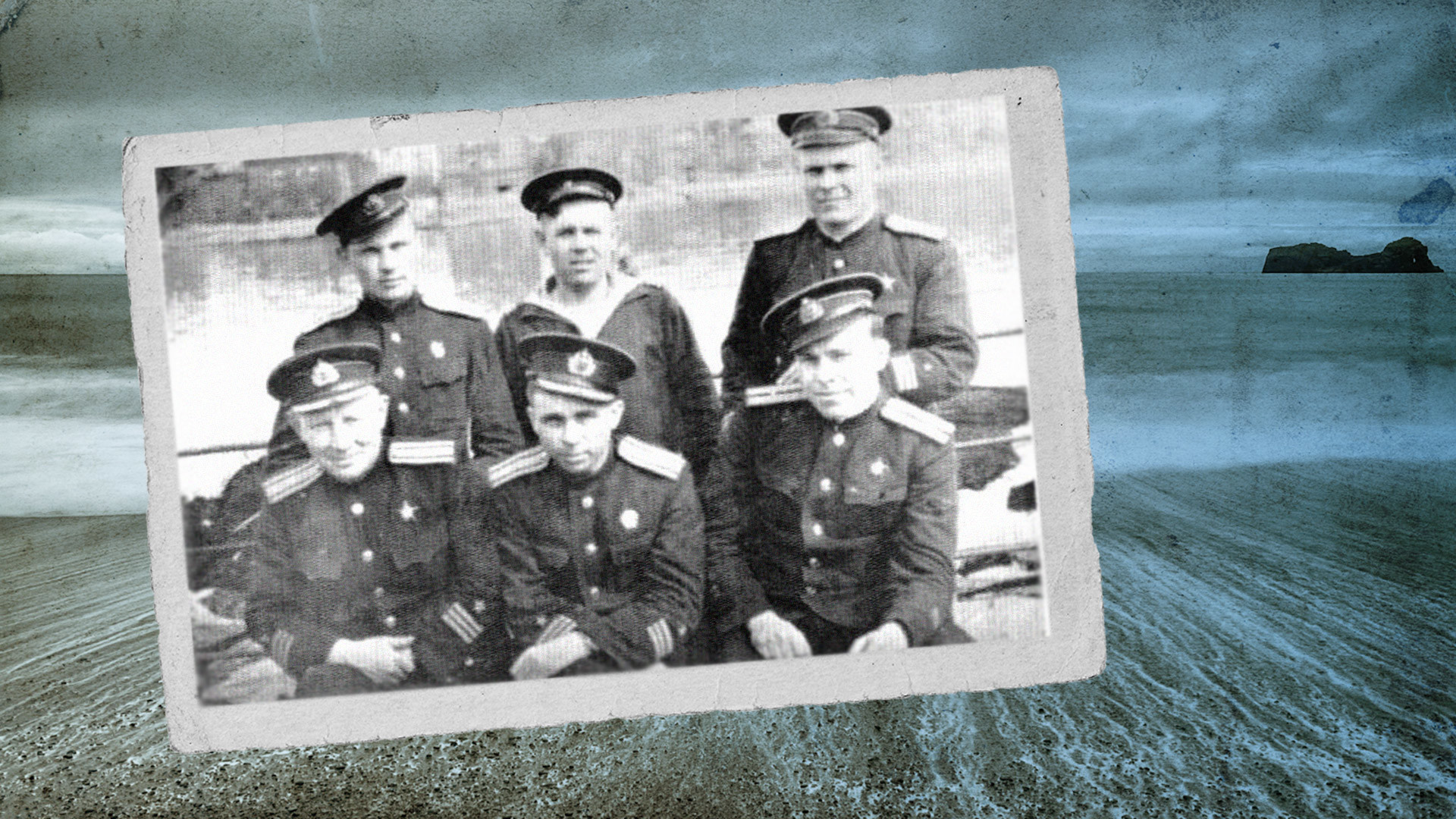Александр Маринеско (первый ряд, в центре) с сослуживцами. 1943 год. Коллаж © L!FE. Фото © Wikimedia Commons