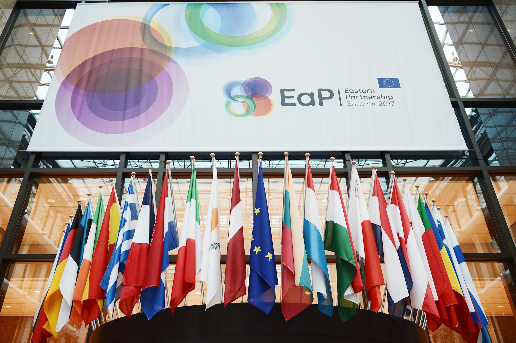 Флаги над входом в здание Европейского совета в Брюсселе. Фото: &copy; РИА Новости/Алексей Витвицкий