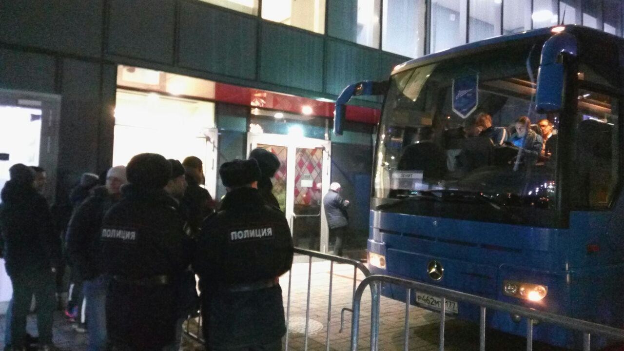 Манчини сидит в автобусе, пока полиция ждёт автографов. Фото: © LIFE