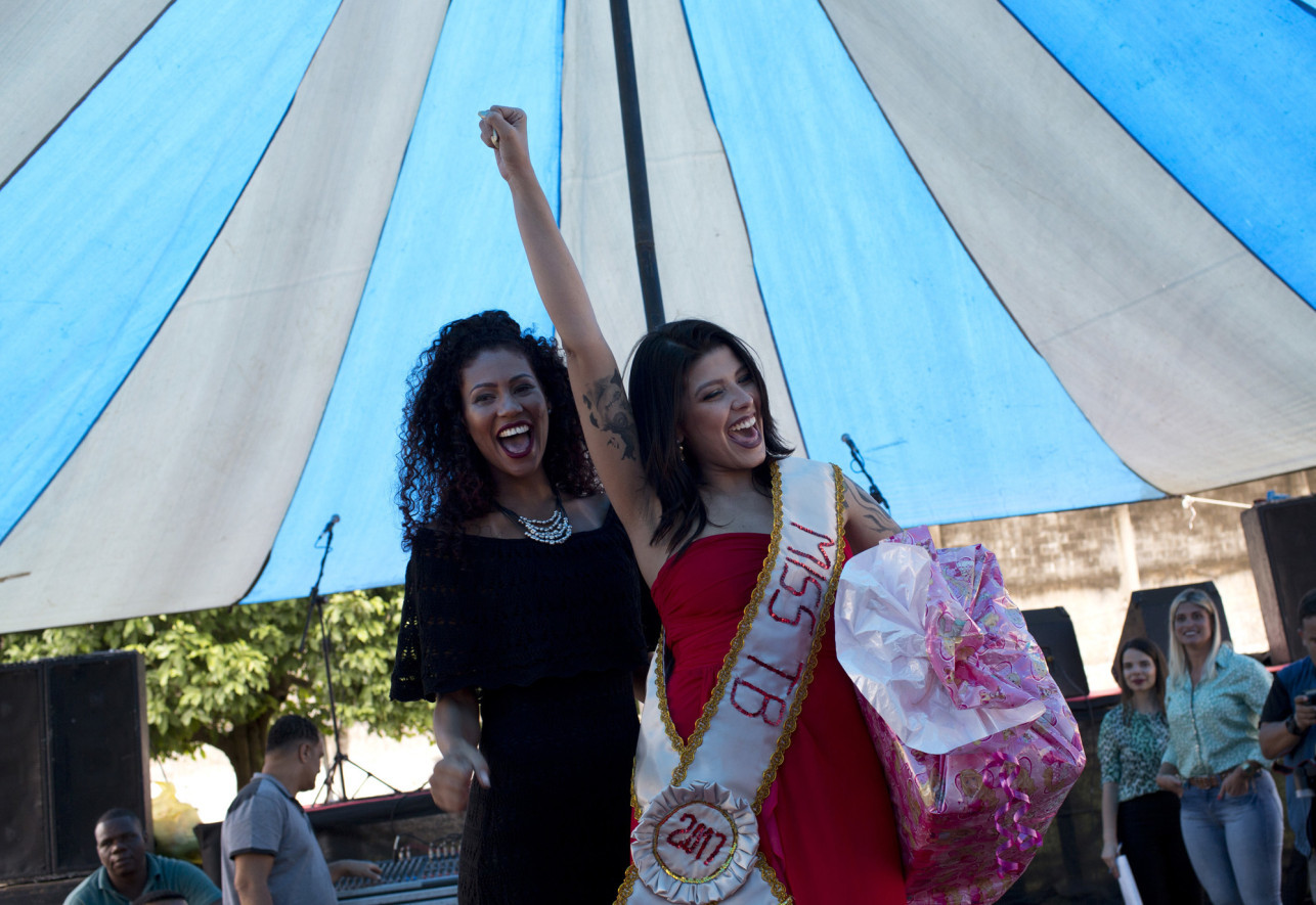 Miss Talavera Bruce — Майана Роза Альвеш (справа) вместе с победительницей прошлого года. Фото © REUTERS/Pilar Olivares