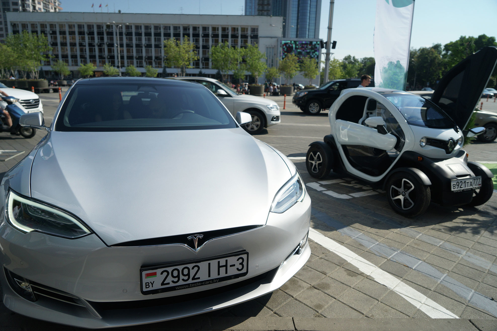 Электромобиль Tesla S и Renault Twizy (справа) на открытии первой в Краснодарском крае парковки для электромобилей и станции быстрой зарядки. Фото: © РИА Новости / Николай Хижняк