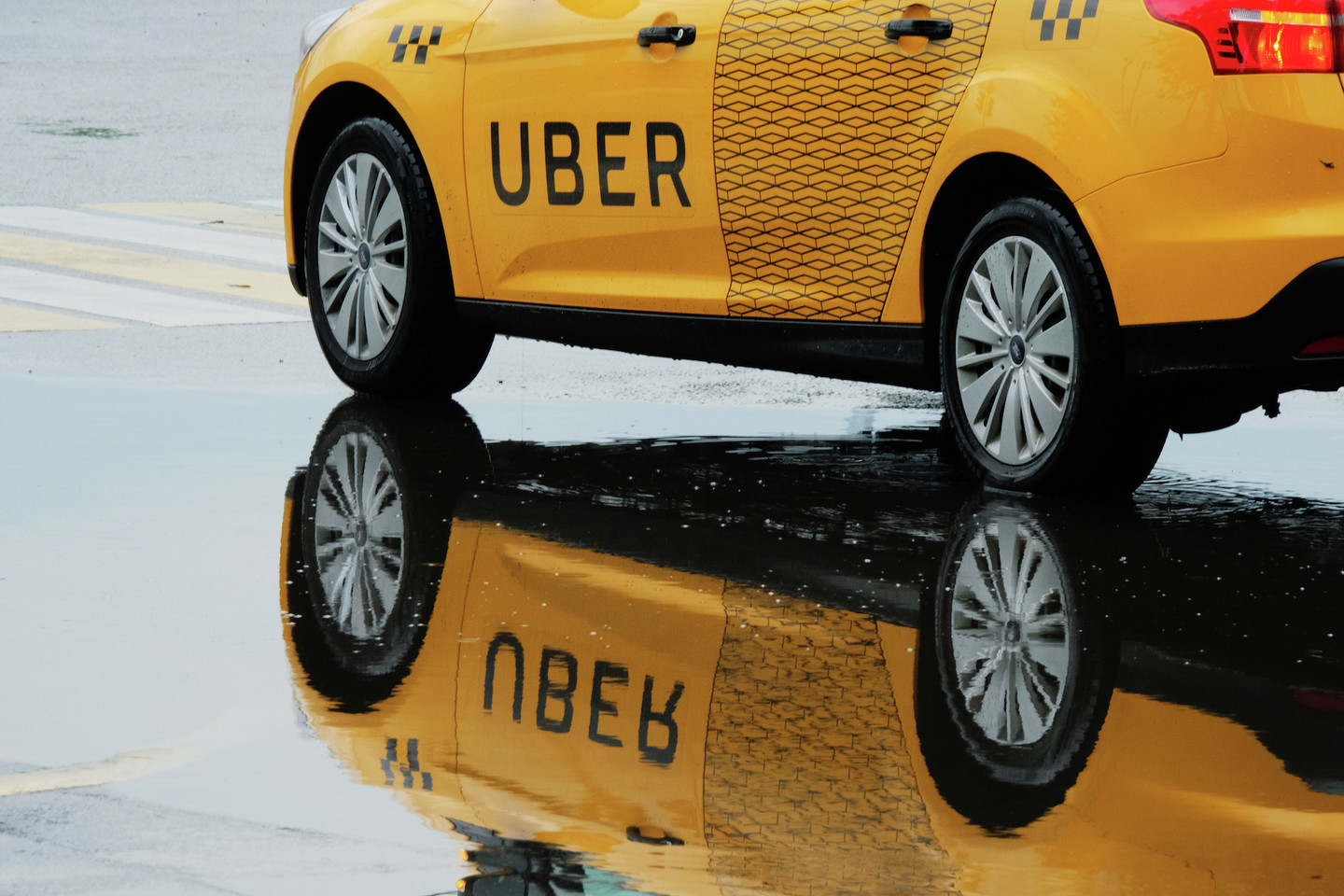Автомобиль службы такси Uber на улице Москвы.&nbsp;Фото: &copy; РИА Новости/Наталья Селиверстова