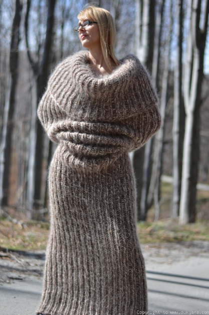 Фото © Dukyana/CHUNKY MOHAIR TUBE SCARF IN BEIGE MIX