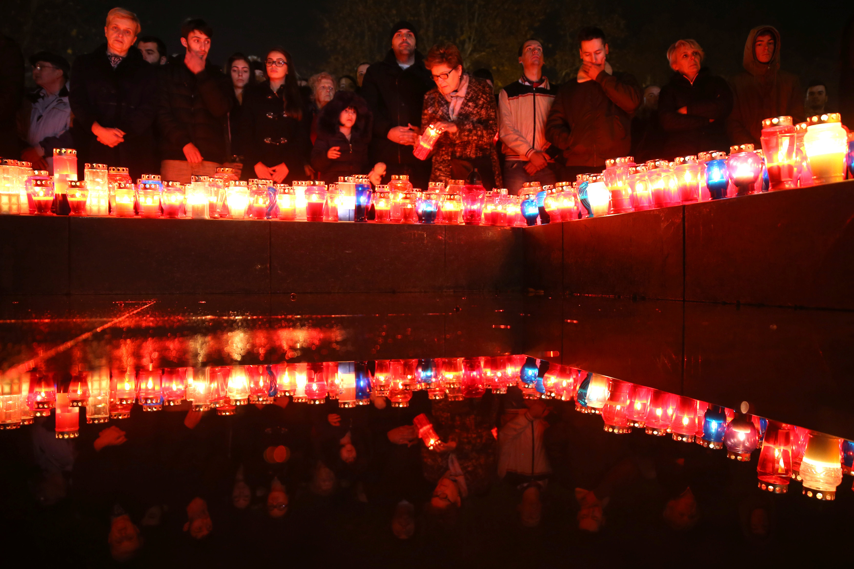 Боснийские хорваты зажгли свечи после оглашения вердикта Гаагского трибунала. Фото: &copy;REUTERS/Dado Ruvic