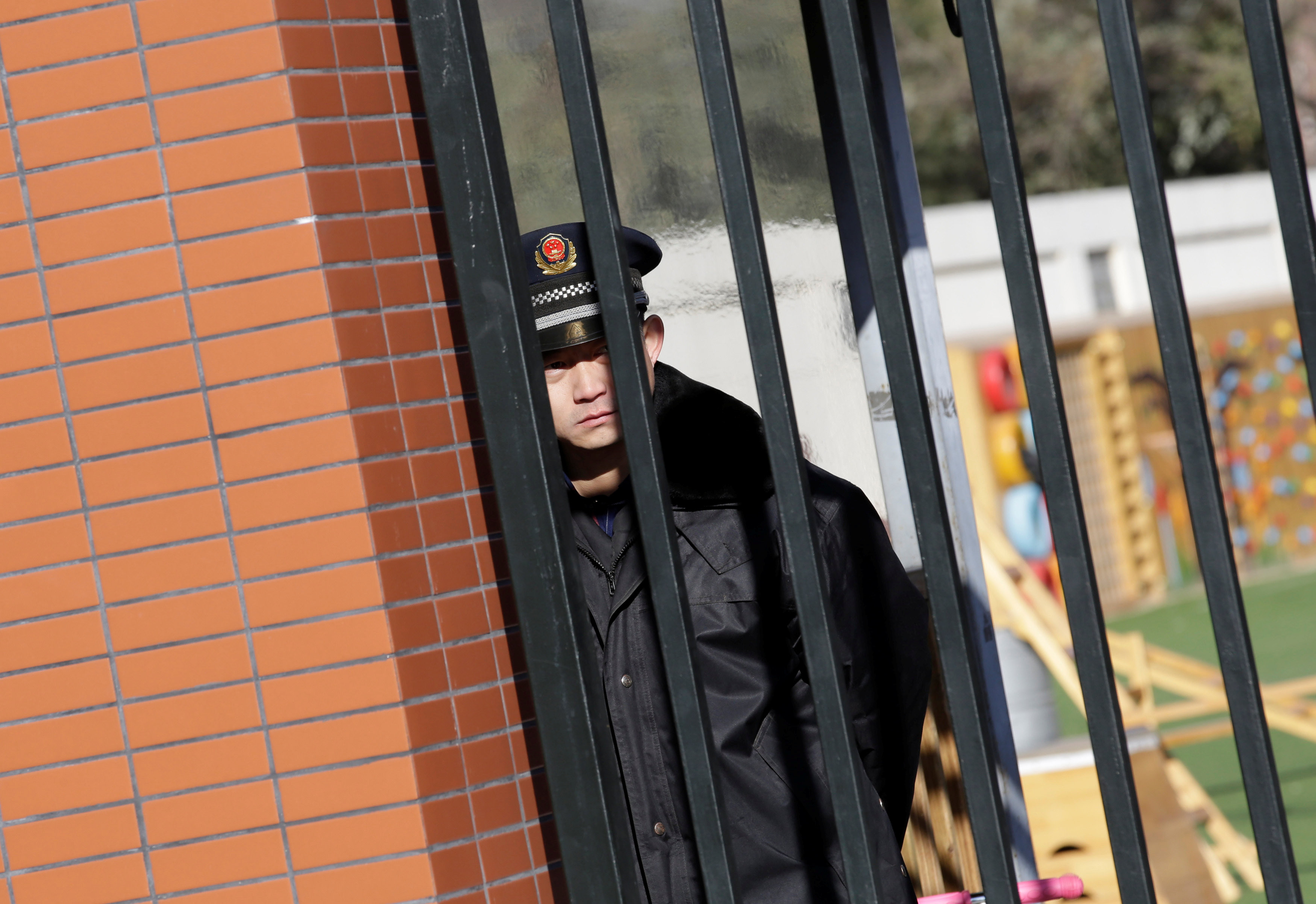 Китайский полицейский. Фото: &copy;REUTERS/Jason Lee
