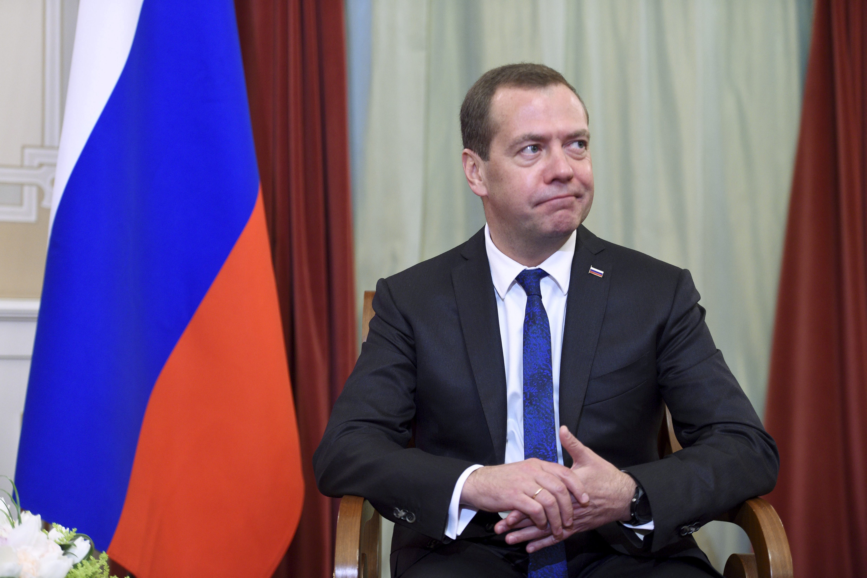 Почему медведев стал. Димон Медведев. Медведев думает.