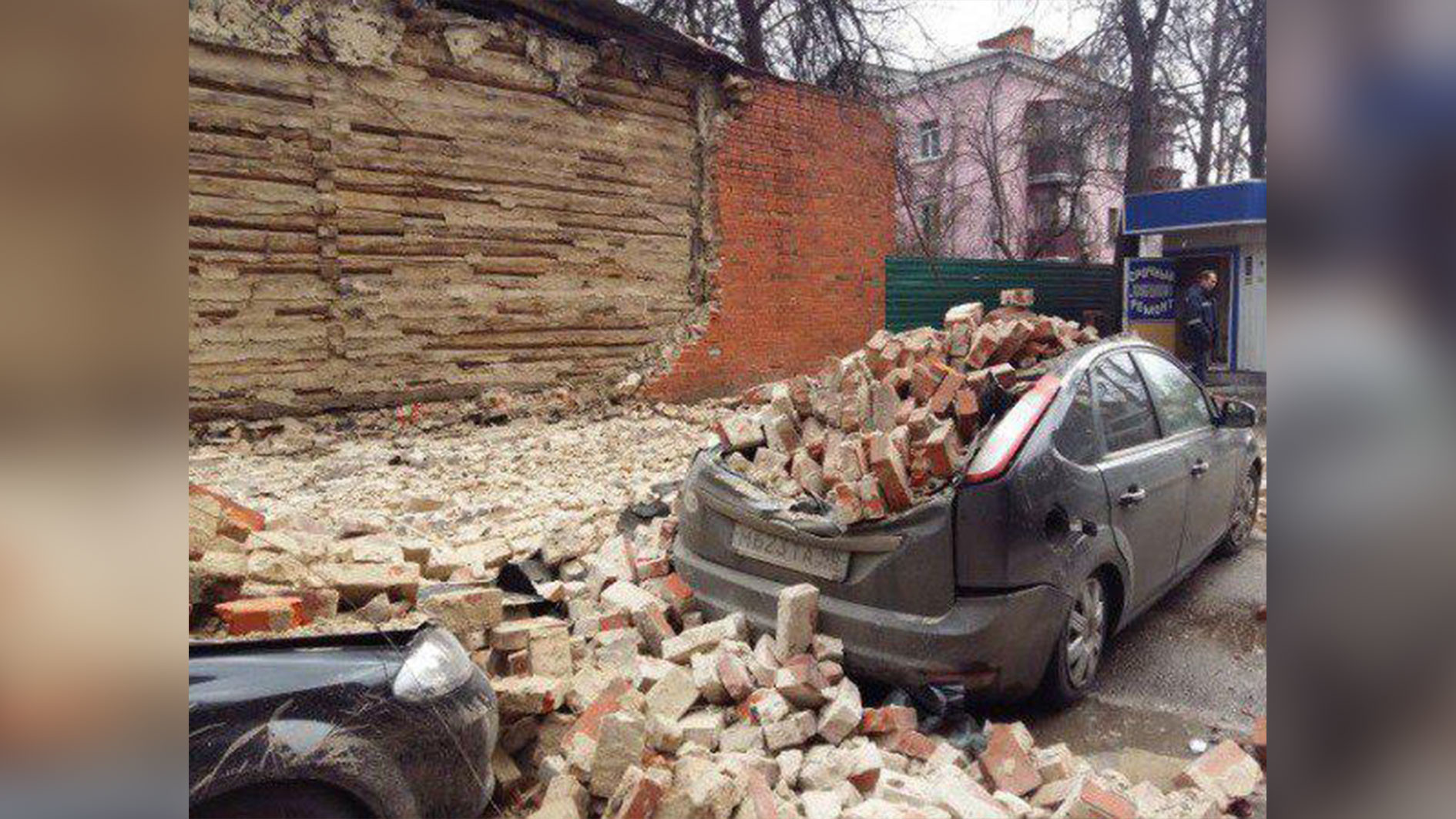 Часть рухнувшего дома ветерана. Фото: 46tv.ru
