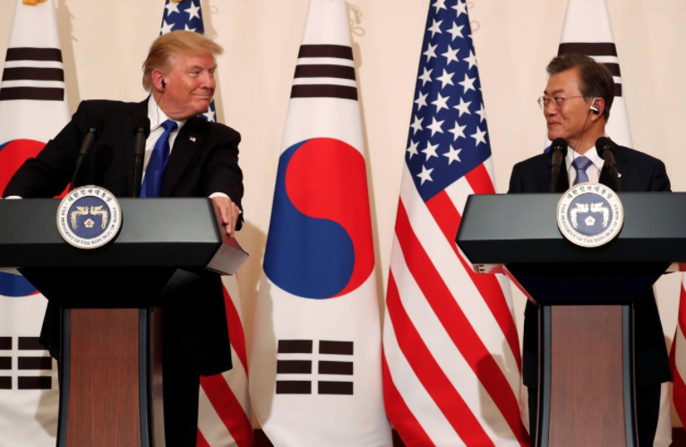 Президент США Дональд Трамп и Президент Южной Кореи Мун Чжэ Ин. Фото: &copy; REUTERS/Jonathan Ernst