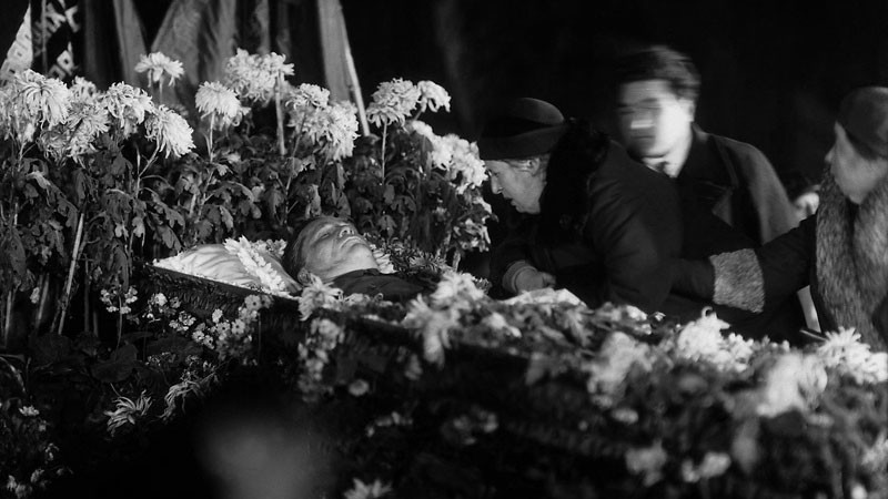 Похороны Кирова. Вдова покойного Мария Маркус у гроба. Фото: © wikipedia.org