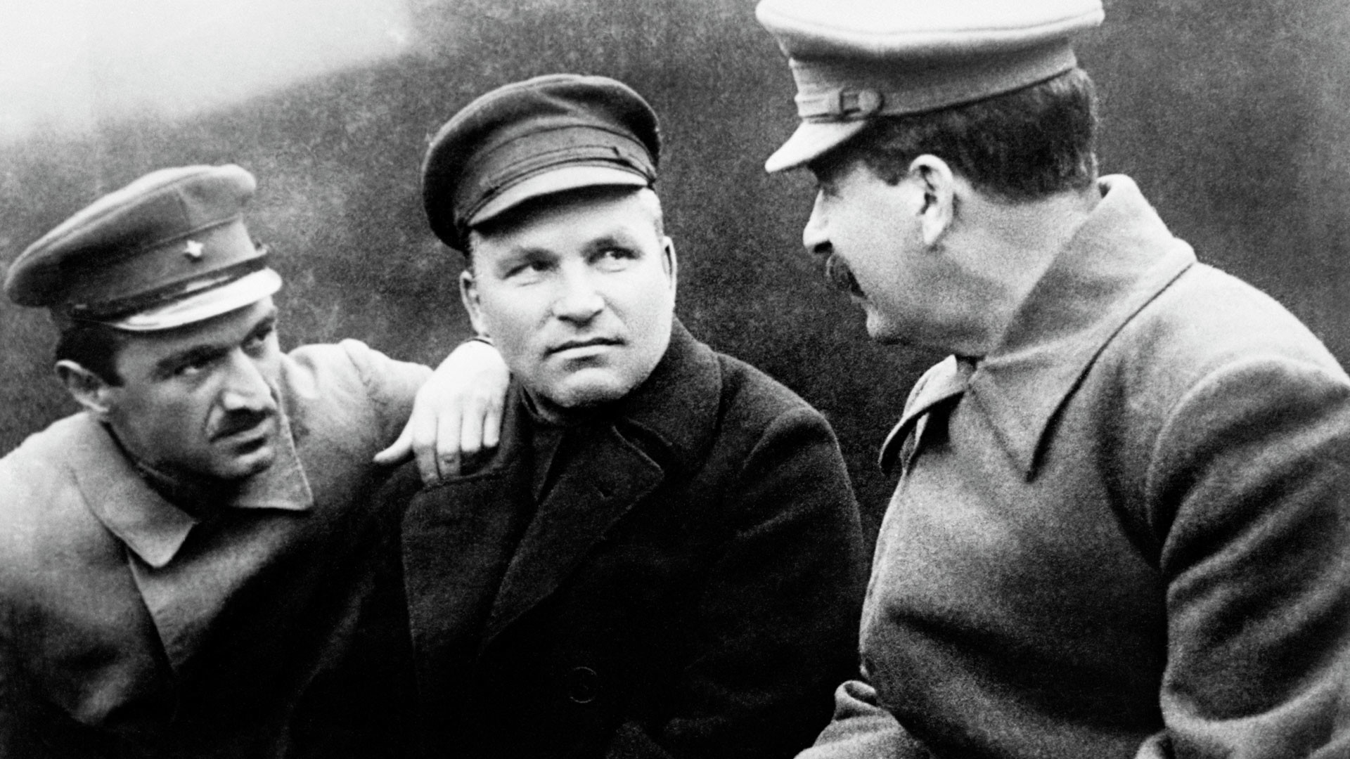 Анастас Микоян, Сергей Киров и Иосиф Сталин (слева направо) за беседой. Фото © РИА "Новости"