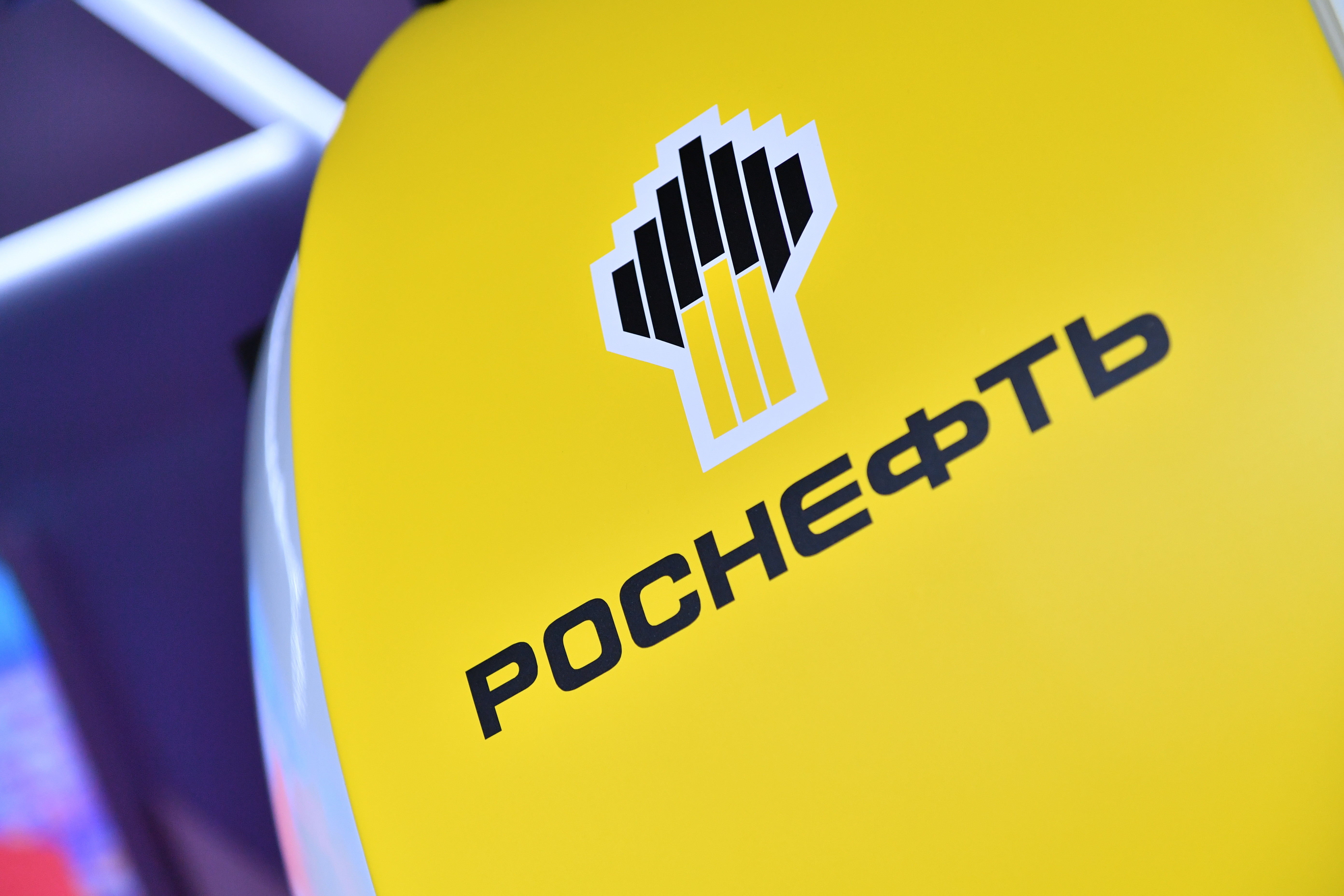 Rosneft ru. Роснефть логотип. Роснефть смазочные материалы. Роснефть 2030. Роснефть спорт.