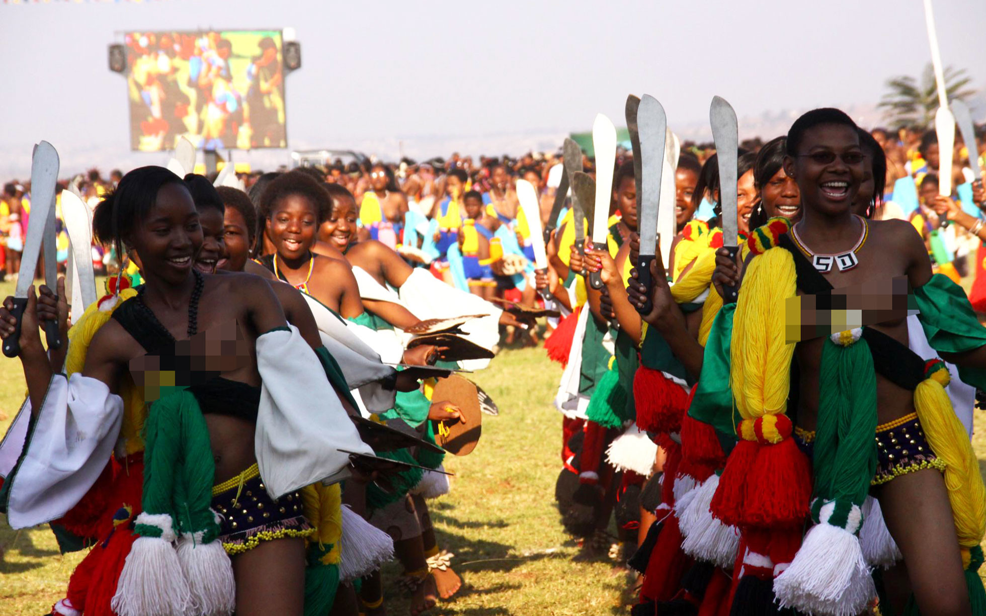 Южноафриканские девушки на церемонии Умхланга. 